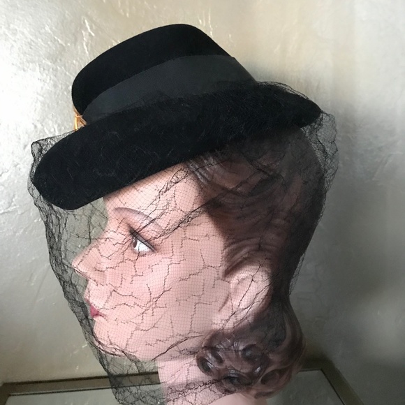 IMPOSING 1930S' BLACK FELT TILT FEDORA WITH GOLD OSTRICH FEATHER & INTACT VEIL - Picture 9 of 15